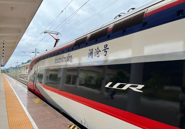 지난 2023년 10월 라오스 비엔티안에서 중국 쿤밍으로 향하는 '라오스-중국 국제여객열차'. 비엔티안=허경주 특파원