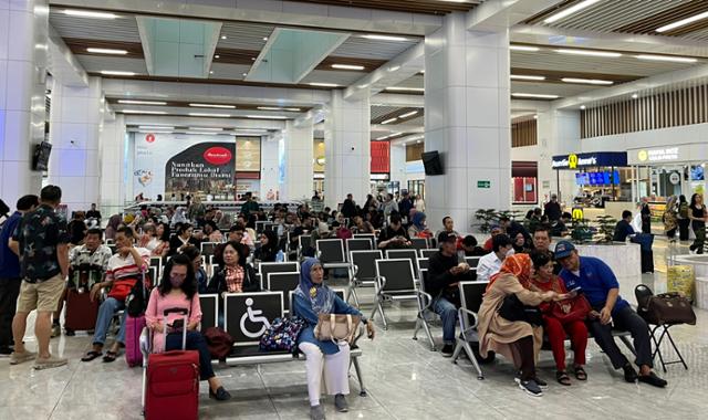 지난 5월 인도네시아 자카르타 할림역 대합실에서 승객들이 열차를 기다리고 있다. 자카르타=허경주 특파원