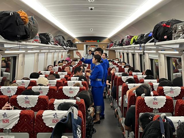 지난 2023년 10월 라오스 비엔티안에서 중국 쿤밍행 라오스-중국 열차에 탑승한 승객과 승무원들이 출발을 기다리고 있다. 비엔티안=허경주 특파원