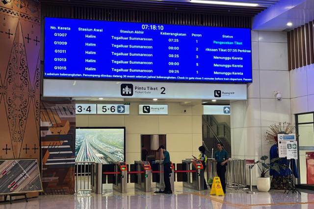 지난 5월 인도네시아 자카르타 할림역 대합실 전광판에 반둥행 열차 시간이 표시돼 있다. 자카르타=허경주 특파원