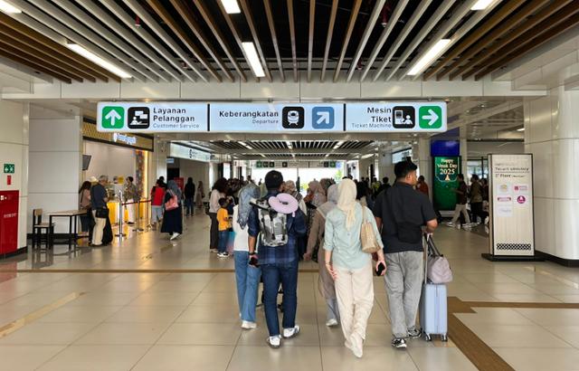 지난 5월 인도네시아 자카르타 할림역에서 시민들이 열차 탑승을 위해 역사 내로 들어가고 있다. 자카르타=허경주 특파원