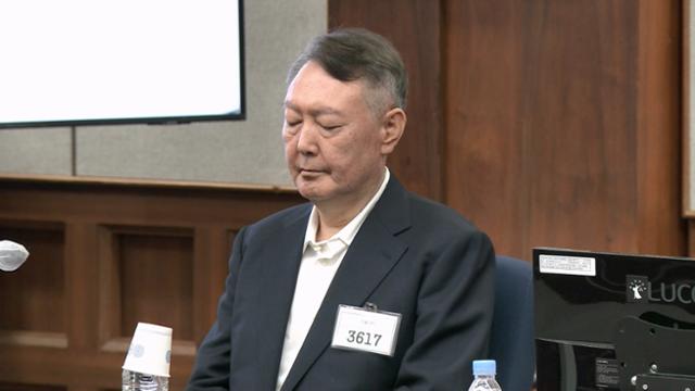 윤석열 전 대통령이 26일 서울중앙지방법원에서 열린 윤 전 대통령에 대한 '특수공무 집행 방해, 직권남용 권리행사 방해 혐의' 재판에서 눈을 감고 있다. 뉴시스=서울중앙지방법원 제공 영상 캡처