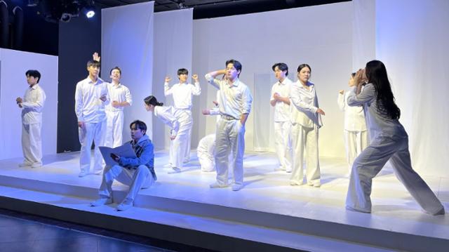 호서대 공연예술학부 '연극트랙' 단원들이 무대에서 공연 연습을 하고 있다. 호서대 연극트랙은 전국 무대에서 이미 검증받은 '대학 연극의 명가'로 통한다. 호서대학교 제공