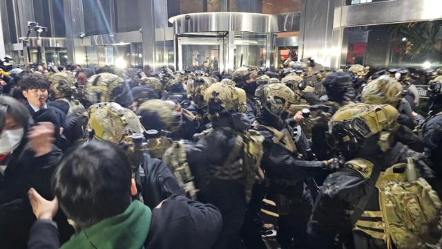 12·3 비상계엄이 선포된 다음 날인 지난해 12월 4일 오전 서울 여의도 국회 본청 앞에서 진입을 시도하는 군인들과 시민들이 충돌하고 있다. 고영권 기자