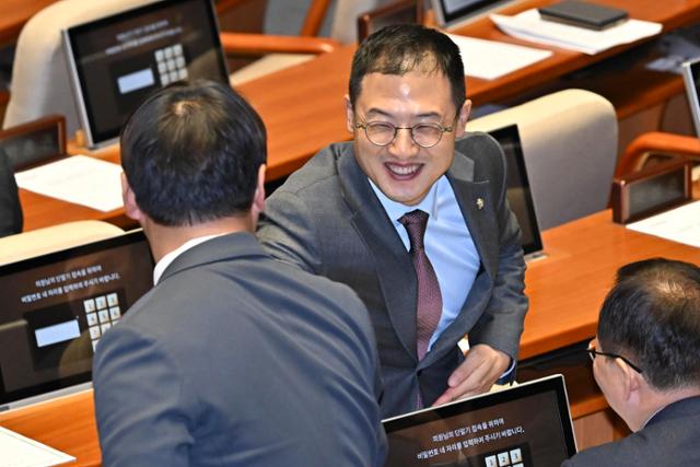 지난해 12월 10일 김상욱(가운데) 당시 국민의힘(현 더불어민주당) 의원이 국회 본회의에서 동료 의원들과 인사를 나누고 있다. 정다빈 기자