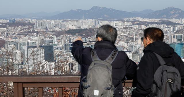 8일 서울 남산에서 시내 아파트 단지가 보이고 있다. 뉴스1