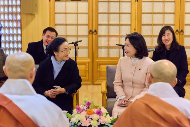 대표 이미지: 김혜경 여사 라오스 영부인 조계사 방문, 문화 교류 협력