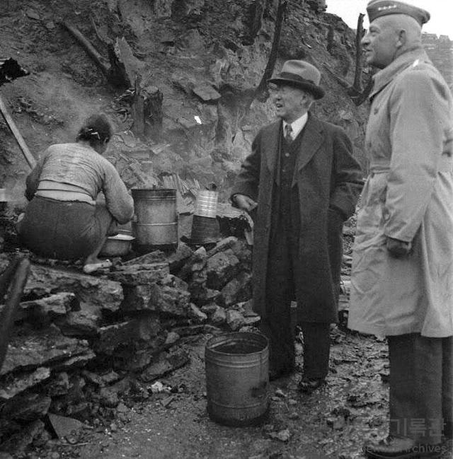 1953년 11월 부산역전 대화재 현장을 방문한 이승만 대통령과 존 헐 유엔 군사령관. 대통령기록관