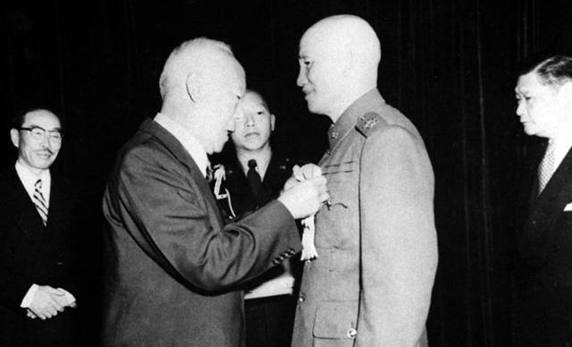 1953년 11월 이승만 대통령이 장제스 대만 총통에게 건국훈장을 수여하고 있다. 왼쪽 첫 번째 인물은 변영태 외무부 장관. 대통령 기록관