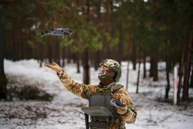 우크라이나 군인이 벨라루스와의 국경 인근에서 시범 비행했던 드론을 착륙시키고 있다. 벨라루스=AP 뉴시스